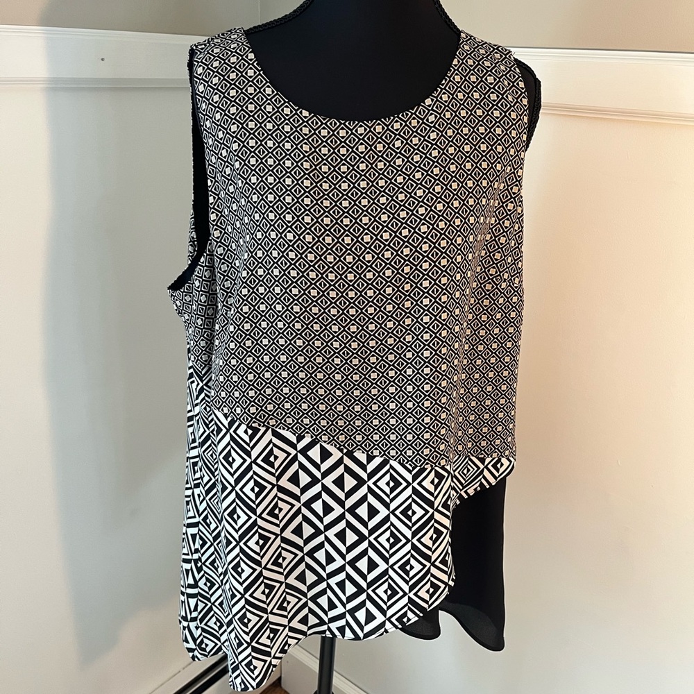 Dana Buchman Black, White, Beige Patterned Top